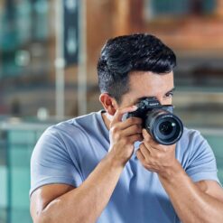 Sony Alpha 7 IV - Cámara sin espejo de fotograma completo (33 MP, enfoque automático en tiempo real, 10 fps, 4K60p, pantalla táctil multiángulo, batería Z de gran capacidad)